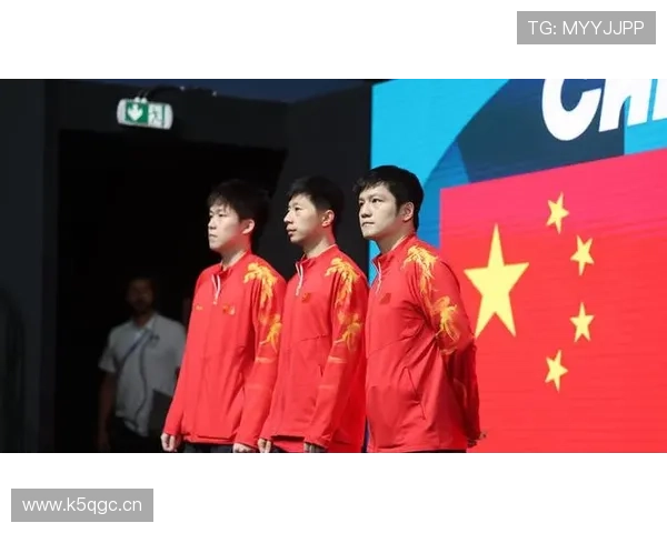 国乒大合影王楚钦展现中国红魅力